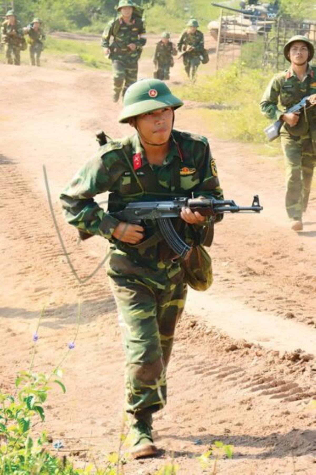 Ảnh bộ đội cầm súng ngoài chiến trường Ảnh bộ đội đẹp trai cầm súng 2