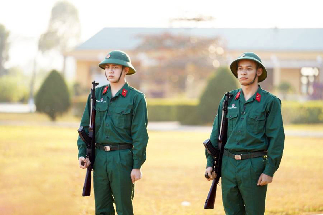 Anh bộ đội cùng cây súng Ảnh bộ đội đẹp trai cầm súng 3