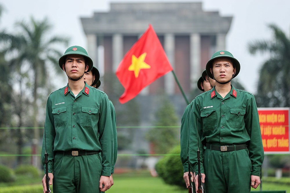 Ảnh bộ đội đẹp trai cầm súng canh gác Ảnh bộ đội đẹp trai cầm súng 4