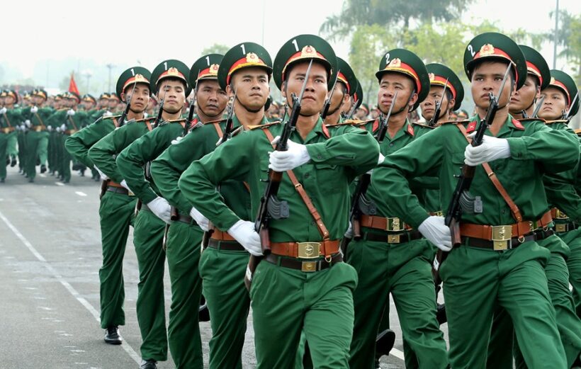 Ảnh bộ đội giương cao cây súng Ảnh bộ đội đẹp trai cầm súng 8
