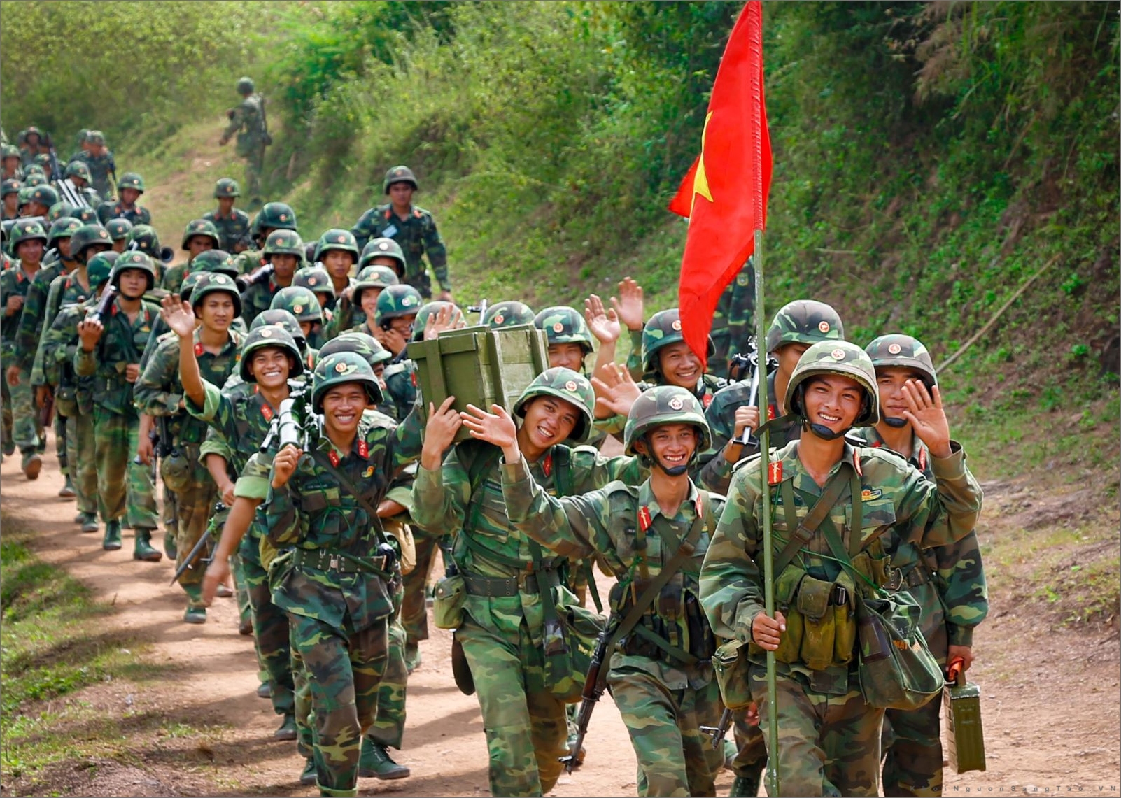 Ảnh bộ đội hành quân nơi chiến trường Ảnh bộ đội đẹp trai ngoài chiến trường 1