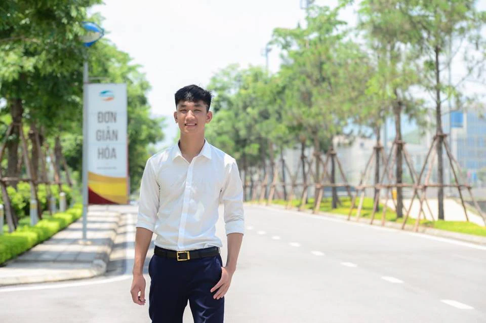Ảnh trai mặc áo sơ mi trắng khi làm việc Ảnh trai mặc áo sơ mi trắng nơi công sở 7