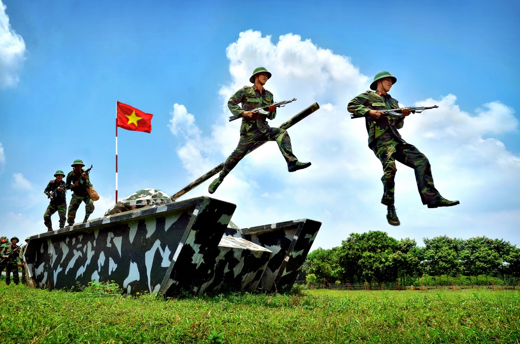 Chú bộ đội anh dũng, kiên cường Ảnh bộ đội đẹp trai ngoài chiến trường 10