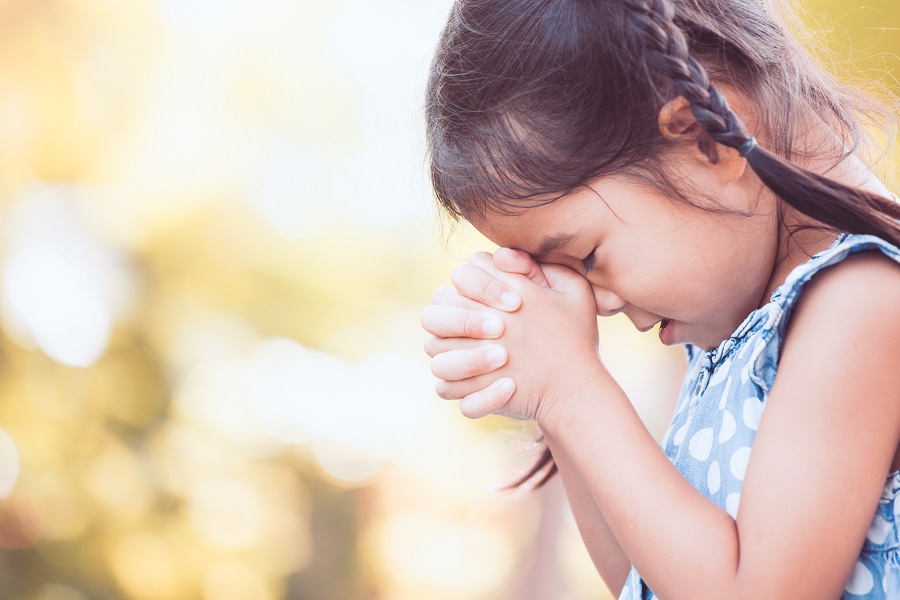Cute asian little child girl praying with folded her hand Hình ảnh cầu bình an cho gia đình chân thành 10