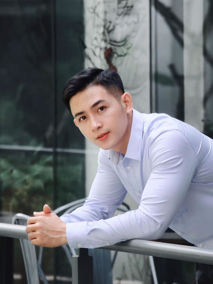 Mê mẩn trước vẻ đẹp này Ảnh trai mặc áo sơ mi trắng lịch lãm 2