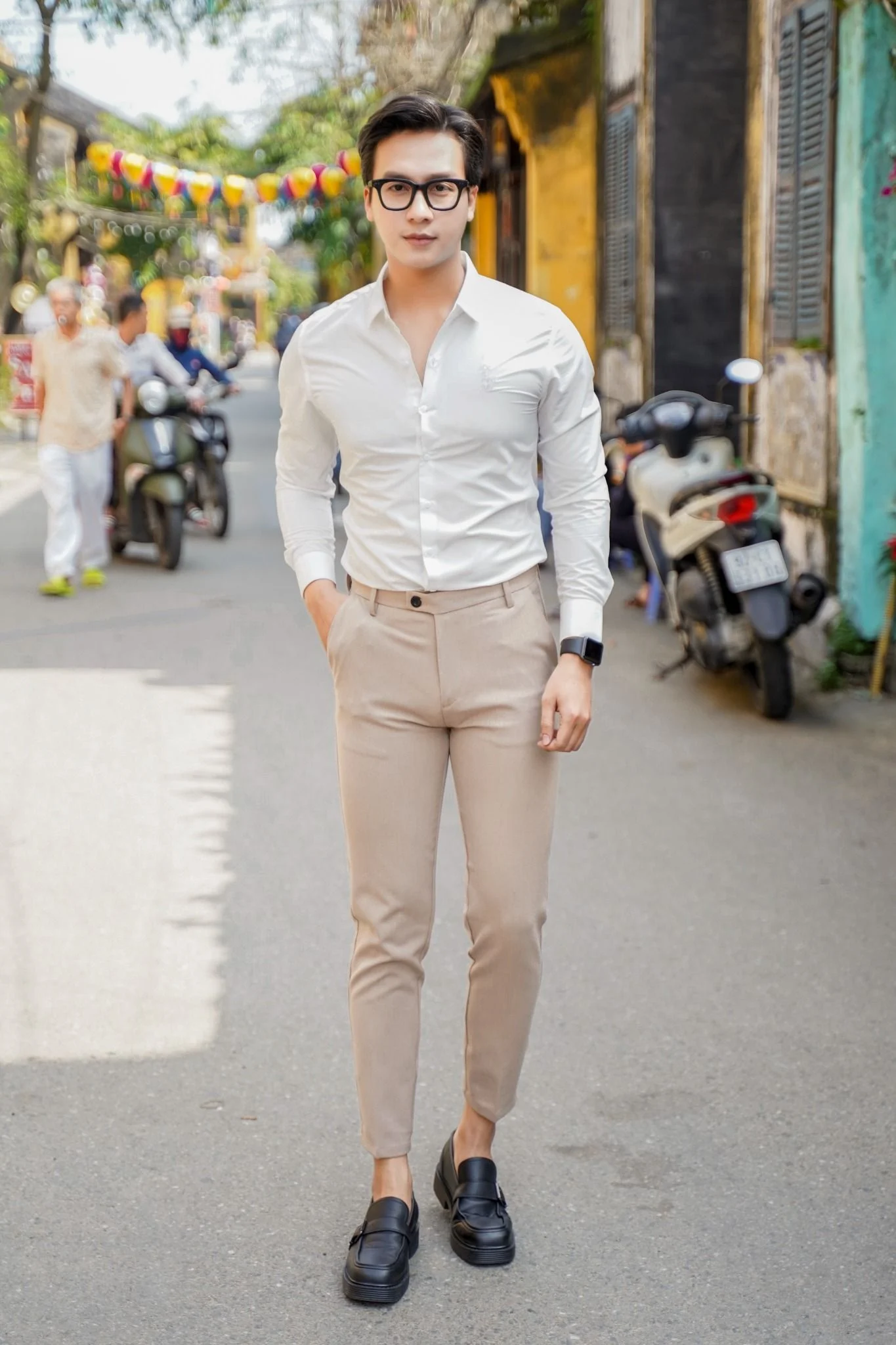 Phối áo sơ mi trắng đi làm với nam thần Ảnh trai mặc áo sơ mi trắng nơi công sở 2
