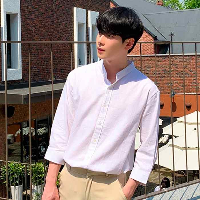 Rực sáng dưới ánh nắng Ảnh trai mặc áo sơ mi trắng lịch lãm 3