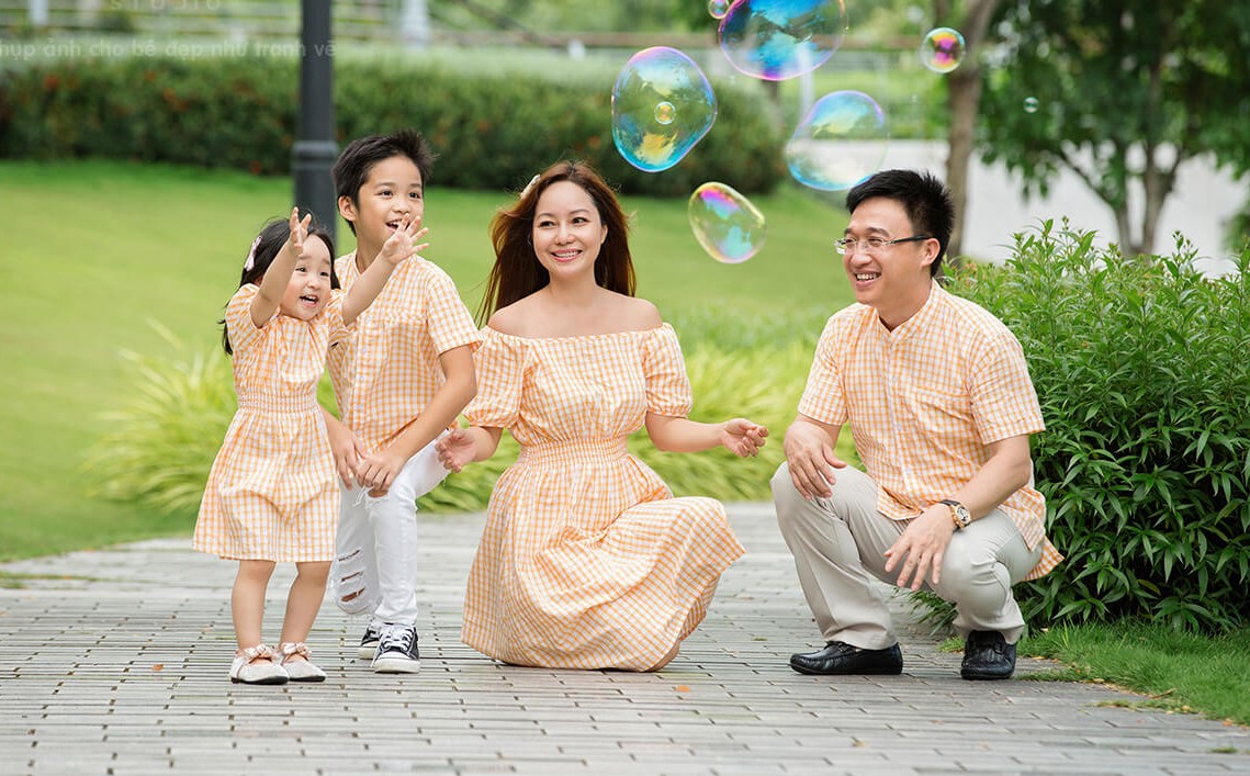 Ảnh gia đình 4 người vui vẻ bên nhau 1 Ảnh gia đình 4 người vui vẻ bên nhau 1
