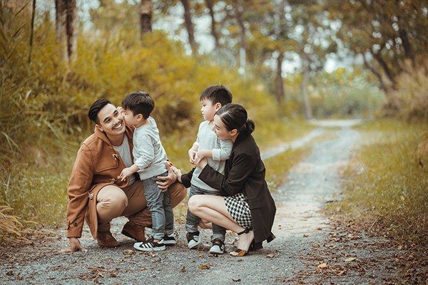 Ảnh gia đình 4 người vui vẻ bên nhau 10 Ảnh gia đình 4 người vui vẻ bên nhau 10