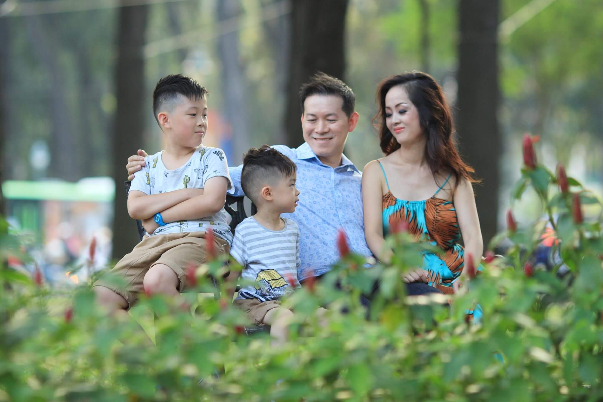 Ảnh gia đình 4 người vui vẻ bên nhau 12 Ảnh gia đình 4 người vui vẻ bên nhau 12