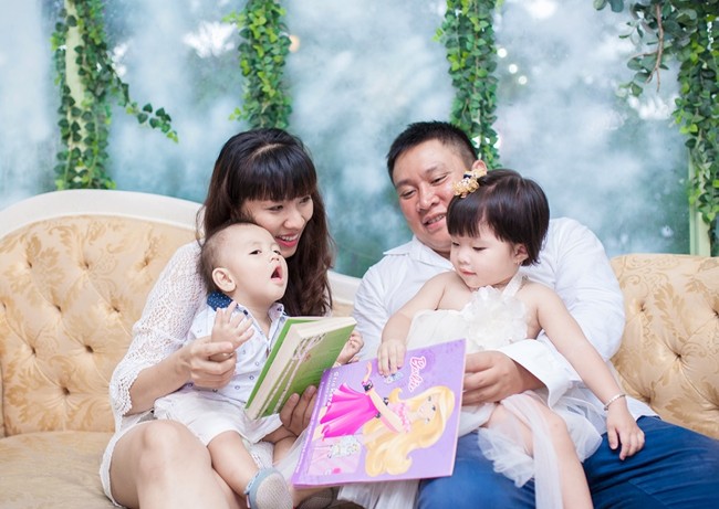 Ảnh gia đình 4 người vui vẻ bên nhau 13 Ảnh gia đình 4 người vui vẻ bên nhau 13