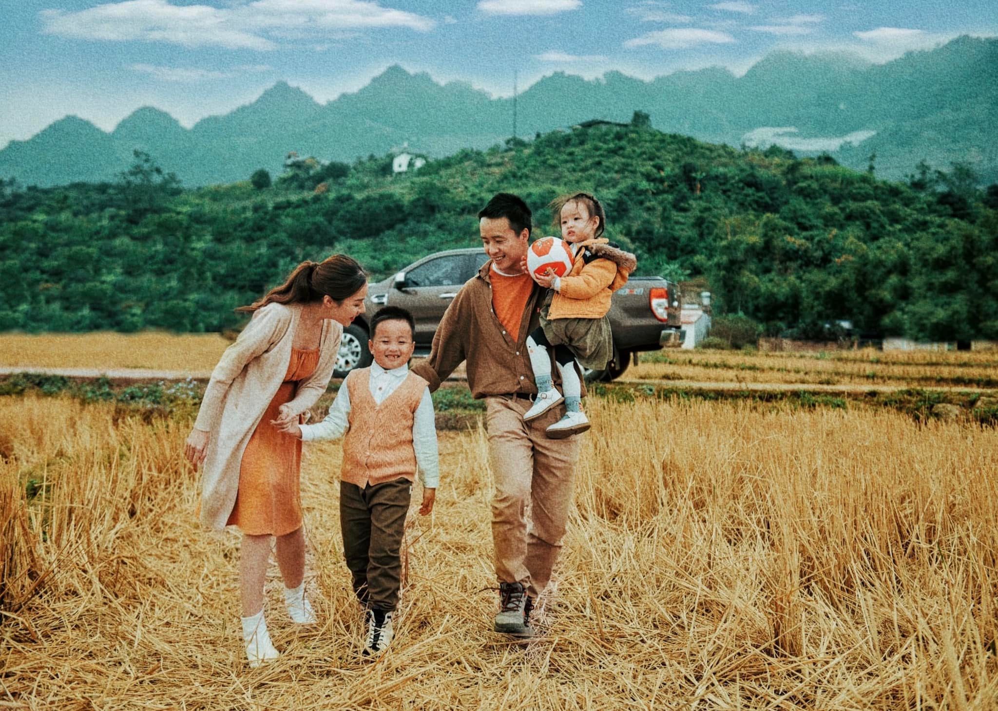 Ảnh gia đình 4 người vui vẻ bên nhau 7 Ảnh gia đình 4 người vui vẻ bên nhau 7