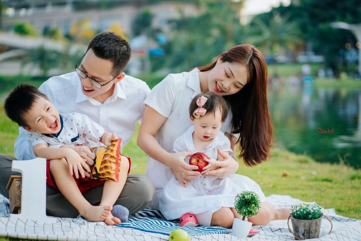 Ảnh gia đình 4 người vui vẻ bên nhau 8 Ảnh gia đình 4 người vui vẻ bên nhau 8