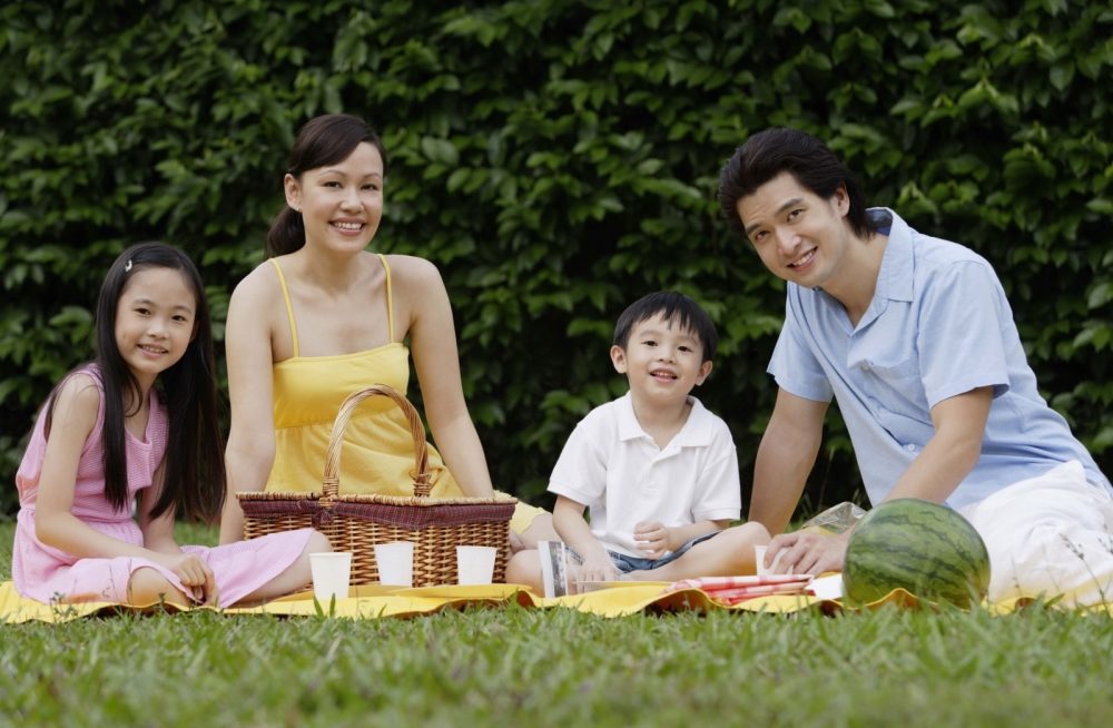 Ảnh gia đình 4 người vui vẻ bên nhau 9 Ảnh gia đình 4 người vui vẻ bên nhau 9