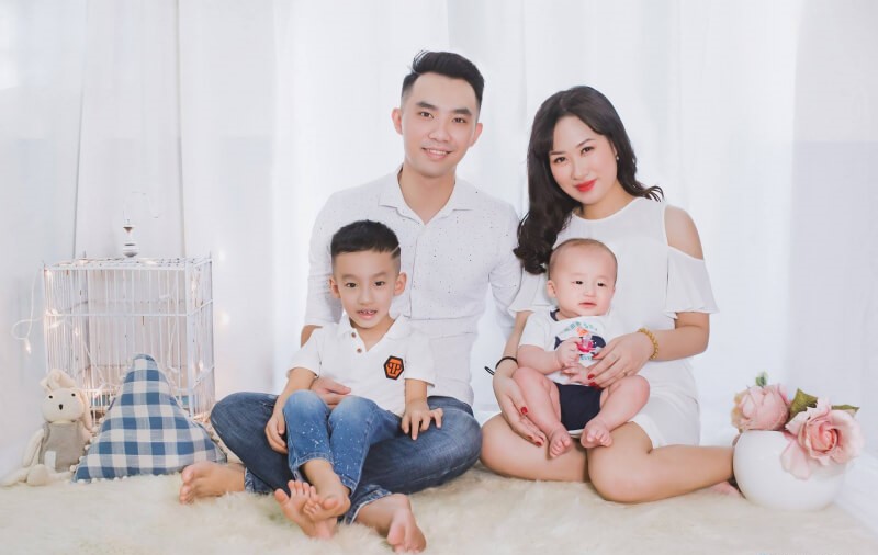 Hình ảnh gia đình 4 người chụp ảnh kỷ niệm 1 Hình ảnh gia đình 4 người chụp ảnh kỷ niệm 1