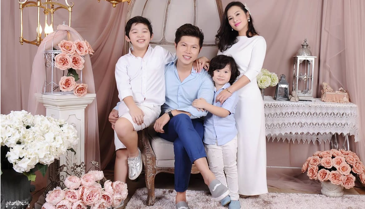Hình ảnh gia đình 4 người chụp ảnh kỷ niệm 2 Hình ảnh gia đình 4 người chụp ảnh kỷ niệm 2
