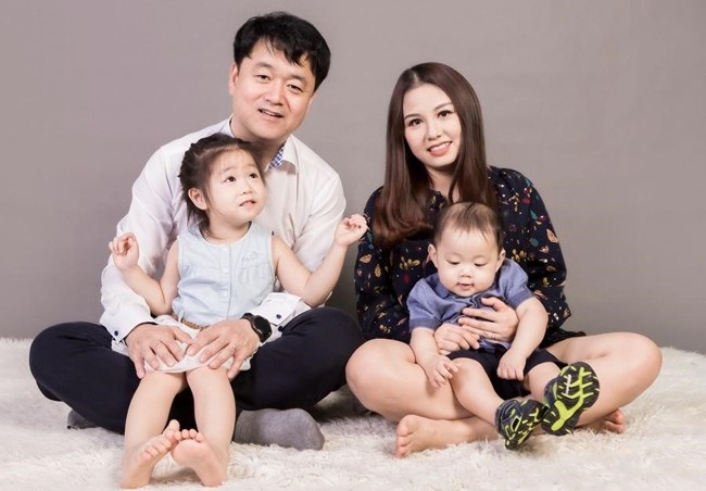 Hình ảnh gia đình 4 người chụp ảnh kỷ niệm 4 Hình ảnh gia đình 4 người chụp ảnh kỷ niệm 4