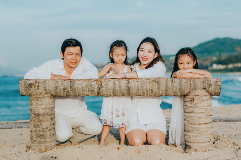 Hình ảnh gia đình 4 người cùng đi du lịch 4 Hình ảnh gia đình 4 người cùng đi du lịch 4