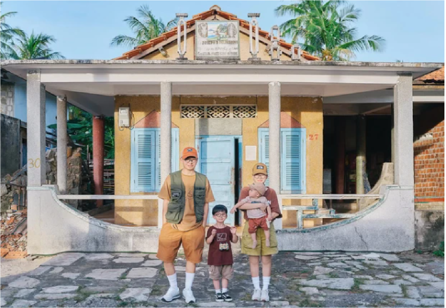 Hình ảnh gia đình 4 người cùng đi du lịch 6 Hình ảnh gia đình 4 người cùng đi du lịch 6