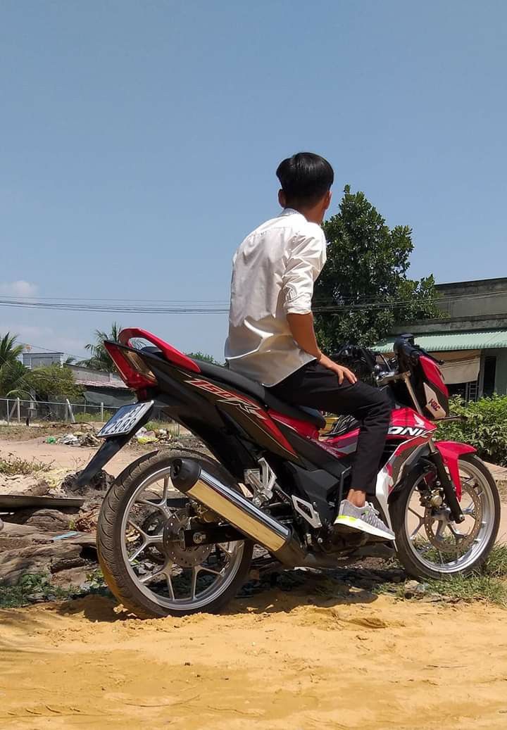 anh trai ngoi xe wave 13 Ảnh trai ngồi xe Wave 13