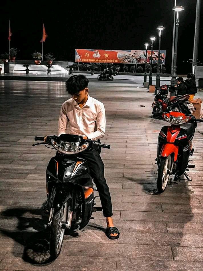 anh trai ngoi xe wave 22 Ảnh trai ngồi xe Wave 22