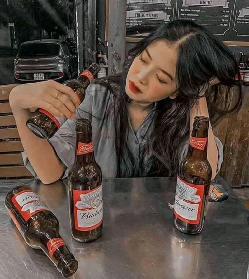 hinh anh con gai buon uong bia 21 hinh anh con gai buon uong bia 21
