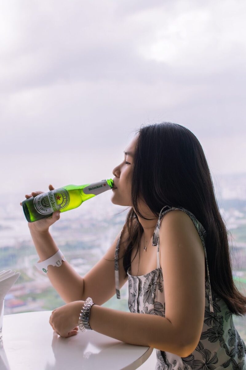 hinh anh con gai buon uong bia 28 hinh anh con gai buon uong bia 28