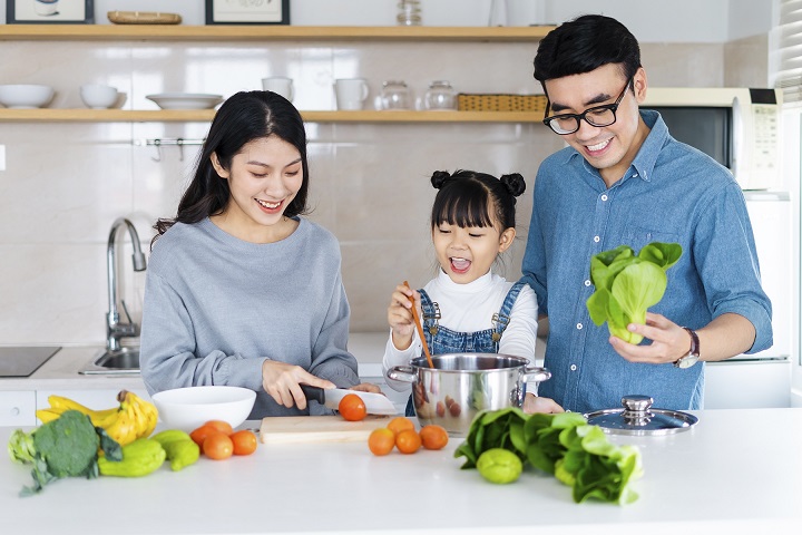 image of an asian family cooking at home hình ảnh gia đình yêu thương nhau 5