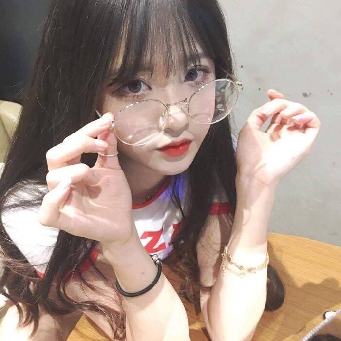 hinh gai xinh deo mat kinh 3 Hình gái xinh đeo mắt kính 3