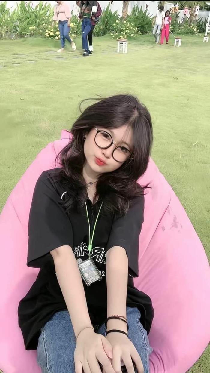 hinh gai xinh deo mat kinh 8 Hình gái xinh đeo mắt kính 8